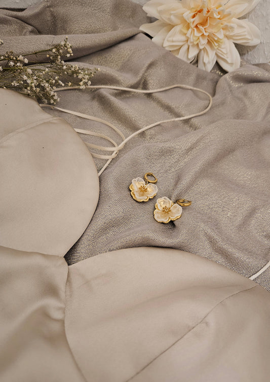 Blumenmuster-Ohrringe mit Zirkon und 18-Karat-Vergoldung