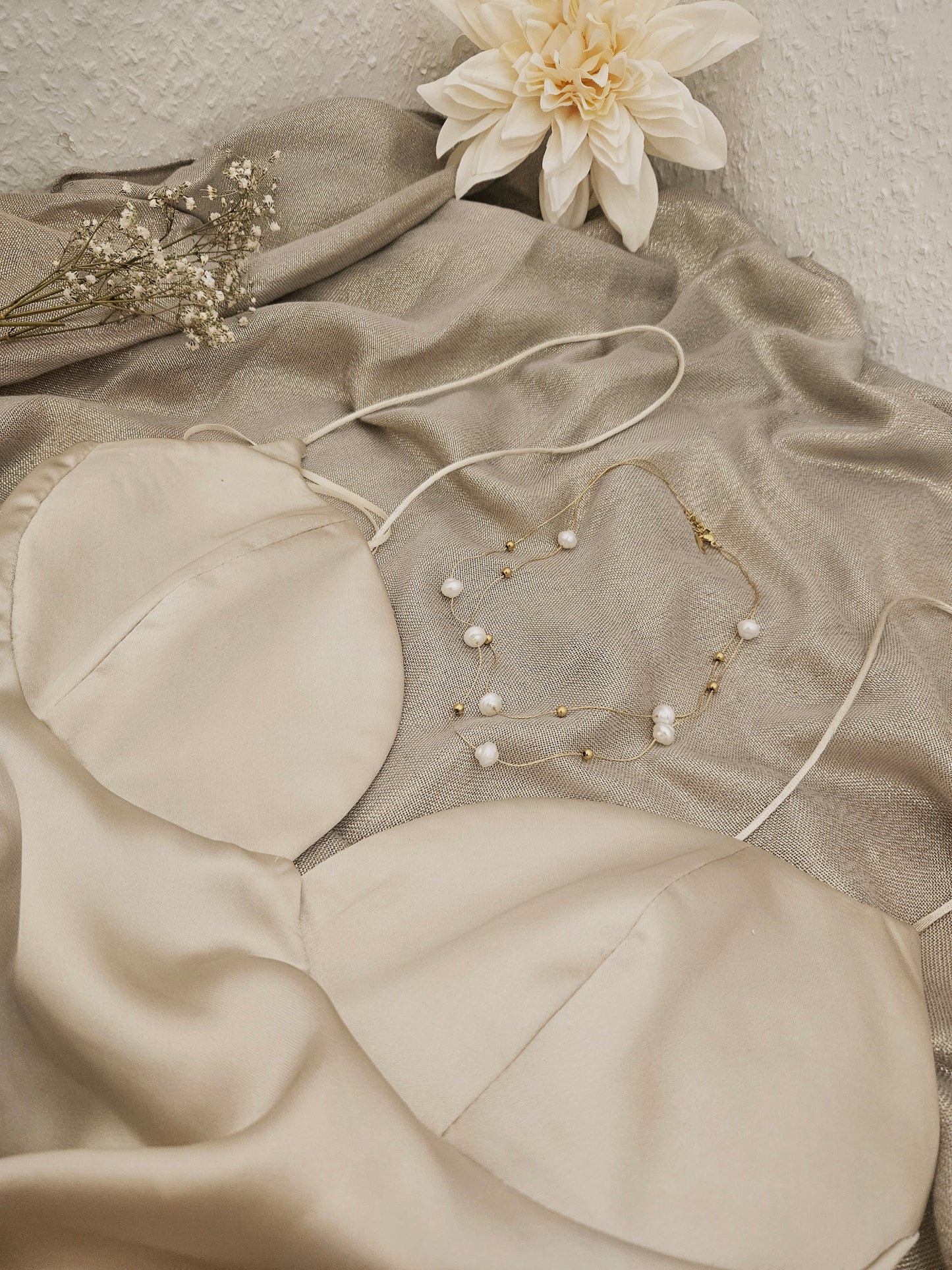 Double-row pearl necklace in gold.
