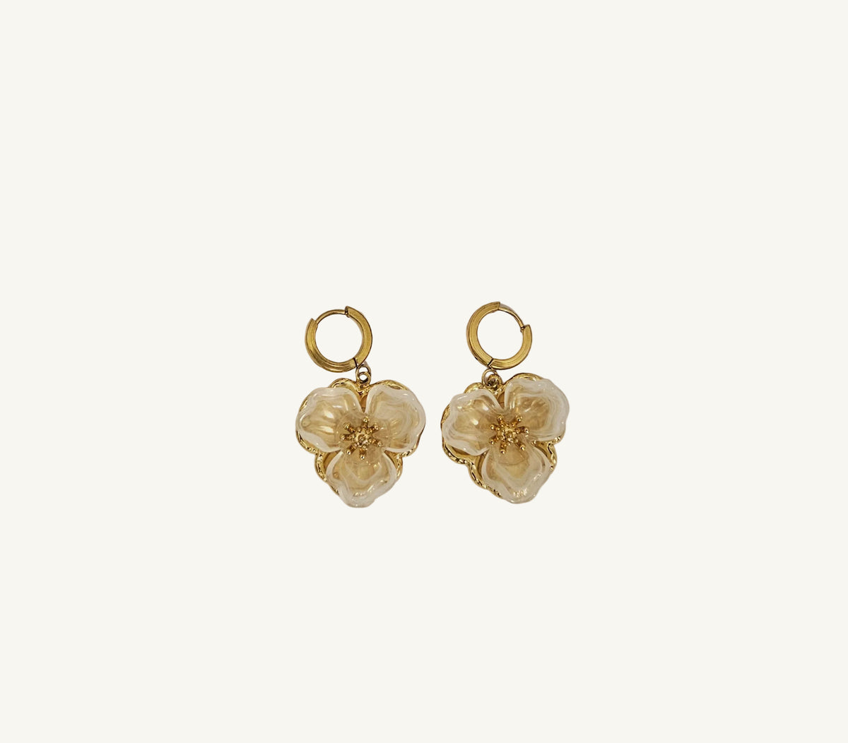 Blumenmuster-Ohrringe mit Zirkon und 18-Karat-Vergoldung