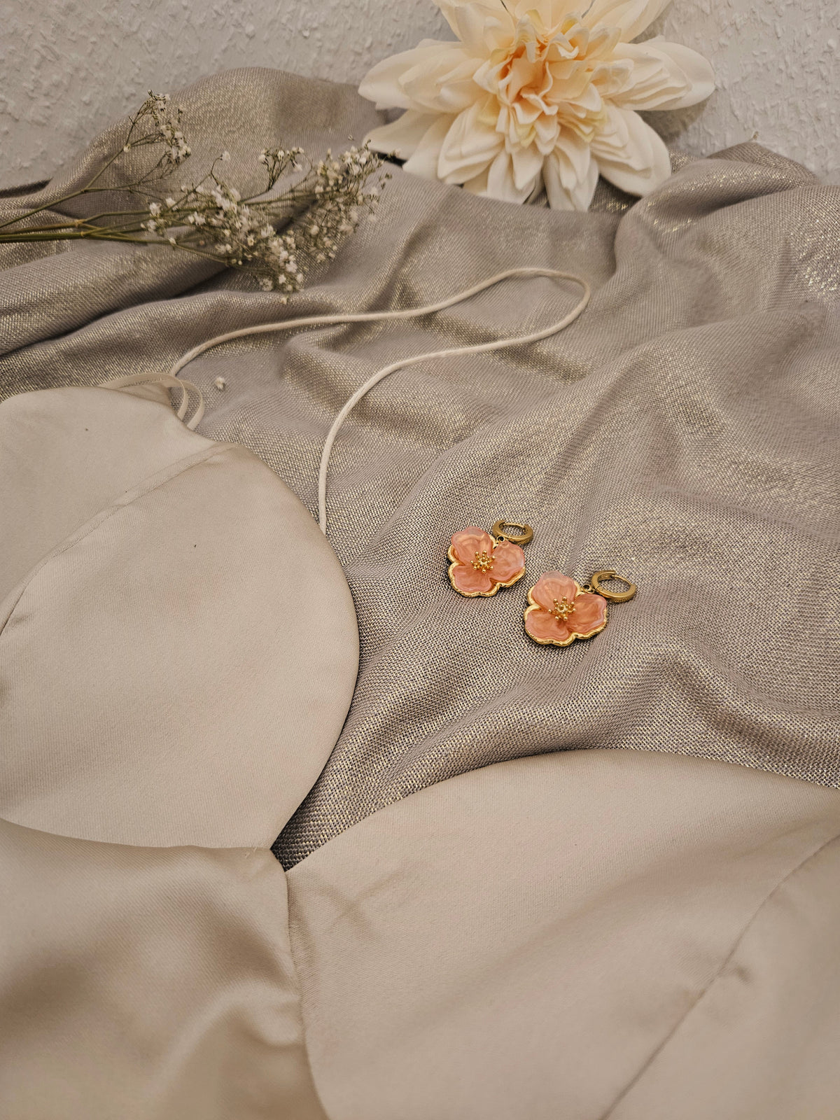 Blumenmuster-Ohrringe mit Zirkon und 18-Karat-Vergoldung