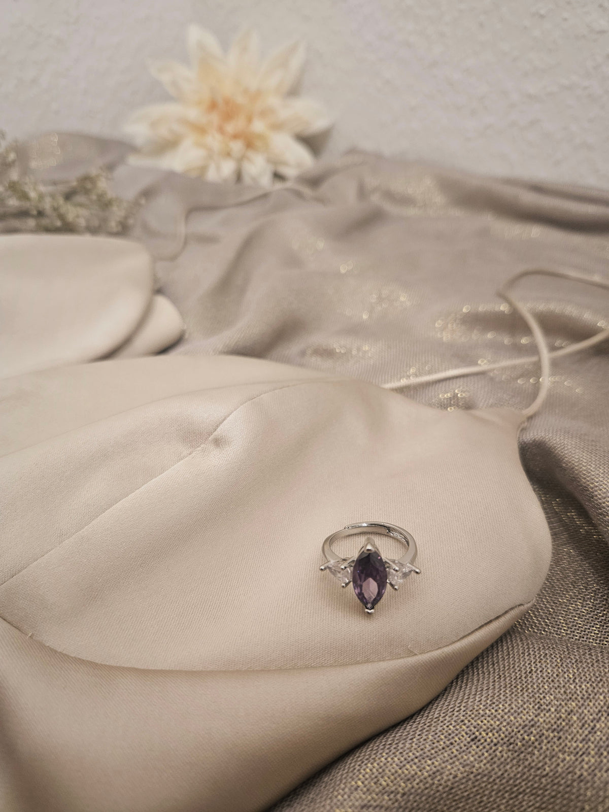 Offener Ring mit violettem Marquise-Zirkon