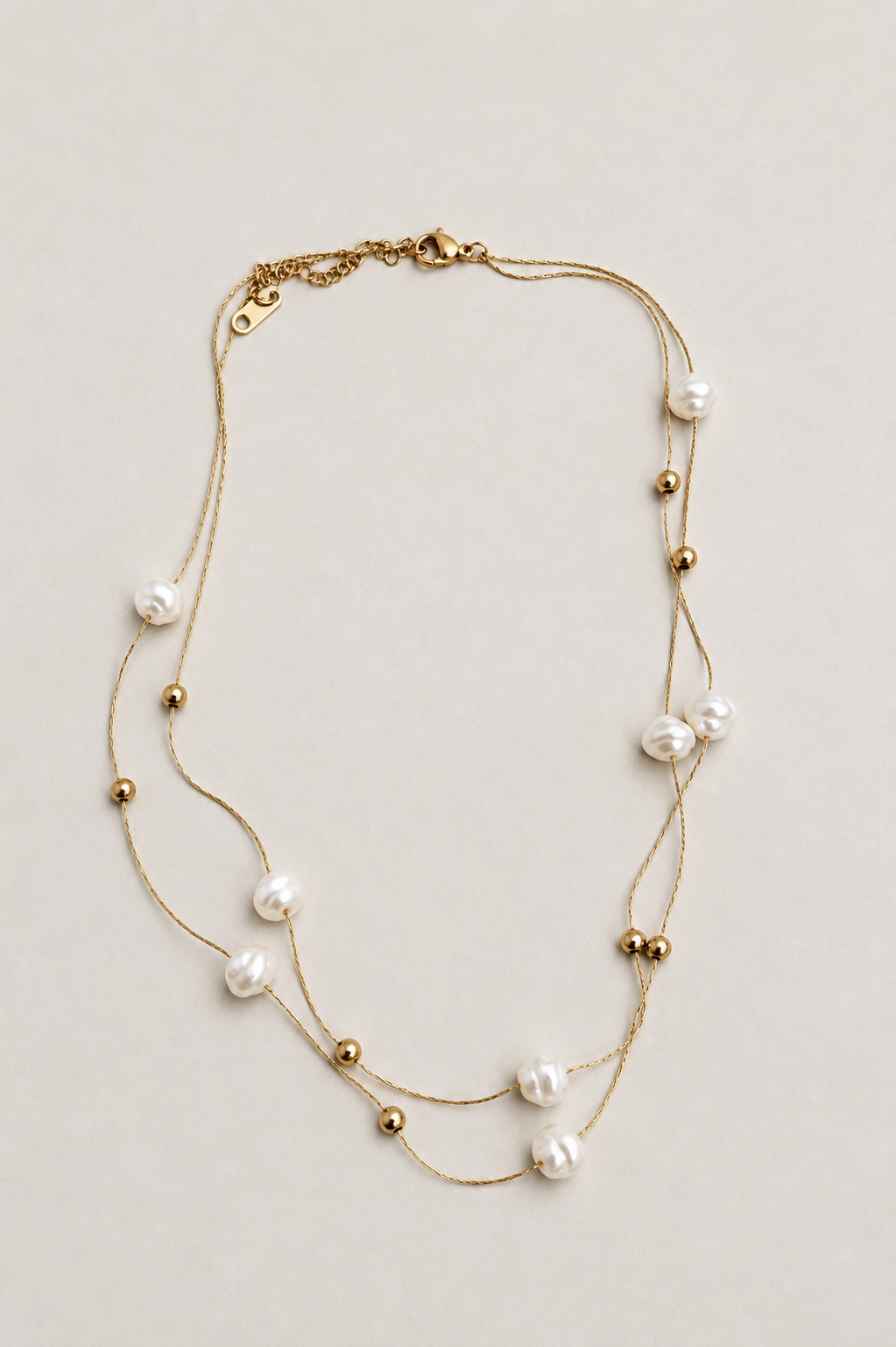 Double-row pearl necklace in gold.